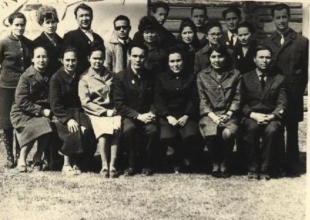 Коллектив учителей Каинлыковской школы в 1968-69 учебном году