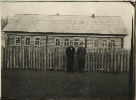 Халиков Х. и Акбаров Васим возле школы